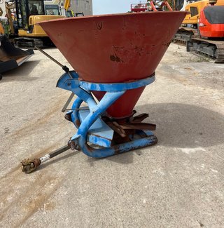 Abonadora con tolva roja y soporte azul