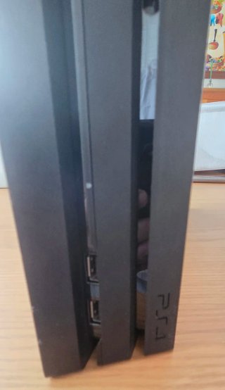 PS4 1TB Nera + 2 Controller Camouflage