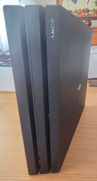 PS4 1TB Nera + 2 Controller Camouflage