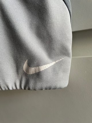 Top deportivo Nike gris
