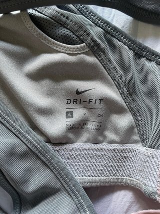 Top deportivo Nike gris