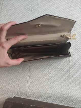Bolso de mano en color bronce con cadena