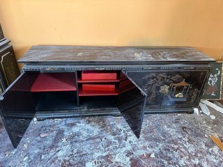 Mueble chino lacado negro y dorado