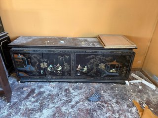 Mueble chino lacado negro y dorado
