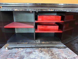 Mueble chino lacado negro y dorado