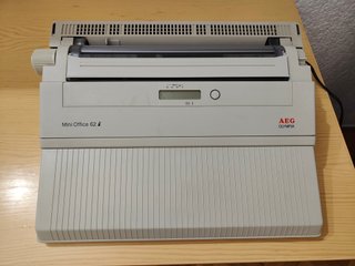 Máquina de escribir electrónica AEG OLYMPIA 62 i
