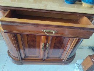 Mueble recibidor de madera con espejo.