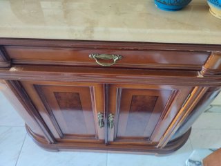 Mueble recibidor de madera con espejo.