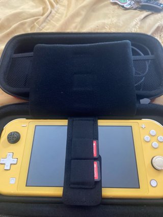Nintendo Switch Lite Amarilla + 2 juegos