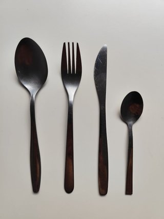 Juego 4 cubiertos metálicos plateados