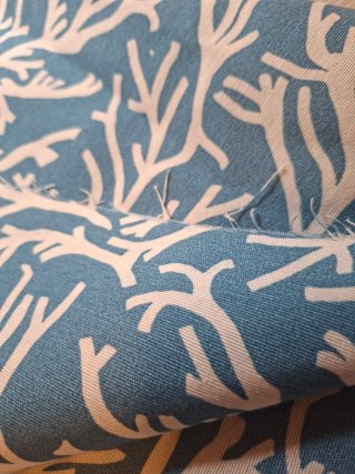 Tela loneta azul con estampado de coral