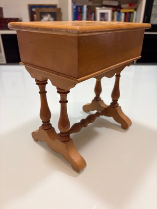 Costurero antiguo de madera