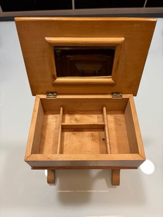 Costurero antiguo de madera