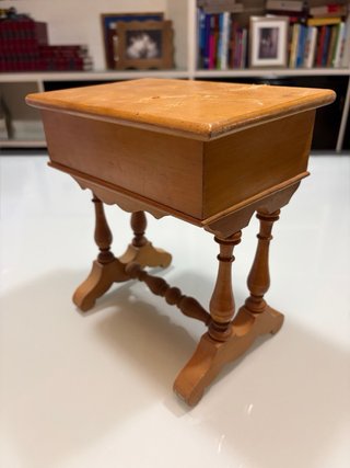 Costurero antiguo de madera