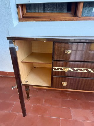 Cómoda de madera vintage con detalles dorados