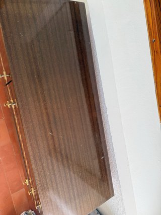 Cómoda de madera vintage con detalles dorados