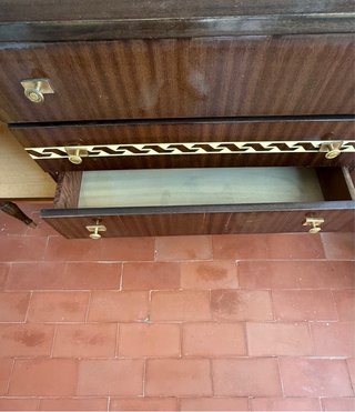 Cómoda de madera vintage con detalles dorados