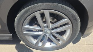 Volkswagen Golf Gris 2244 HXJ