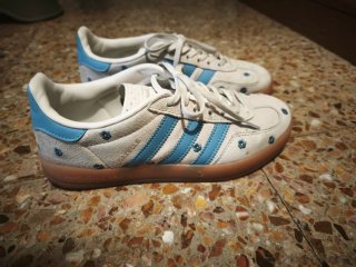 Adidas Gazelle flores beige y azul