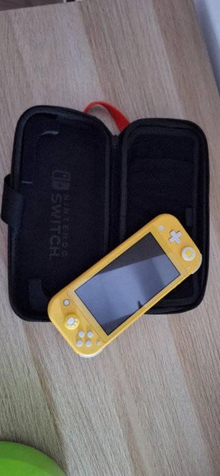 Nintendo Switch Lite Amarillo