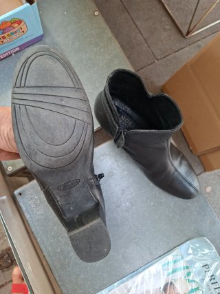 Botines negros con hebilla
