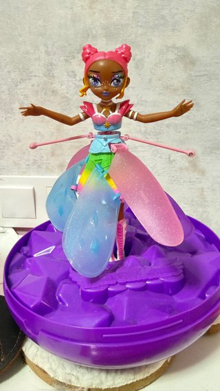Muñeca mágica con luces y alas – como nueva