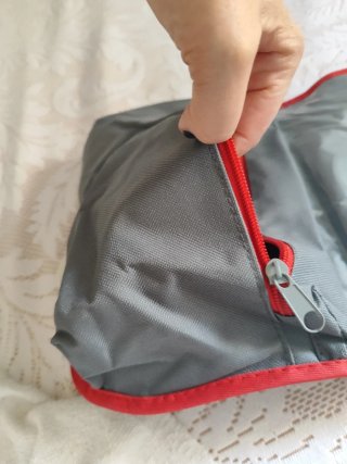 Neceser colgante Möller gris y rojo