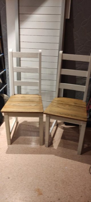 Sillas de Madera Blancas y Marrones