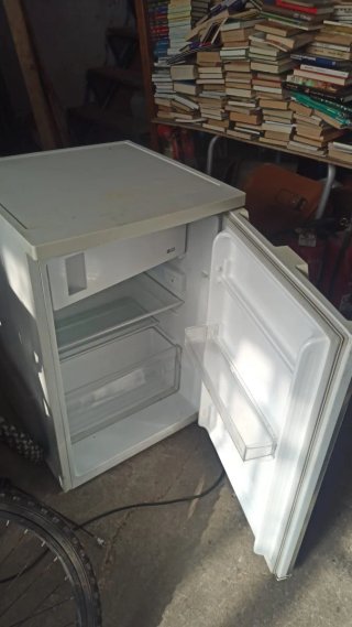 Se vende. Nevera pequeña blanca 60€