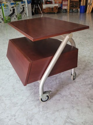 Mesa auxiliar con ruedas y cajón