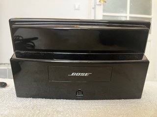 Altavoz Bosé con bolsa de transporte y mando.