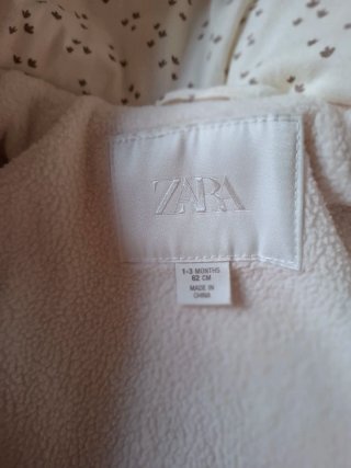 Buzo de bebé de peluche con capucha