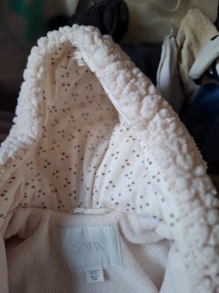 Buzo de bebé de peluche con capucha