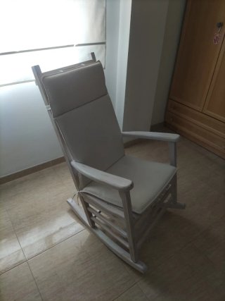 Mecedora de madera blanca