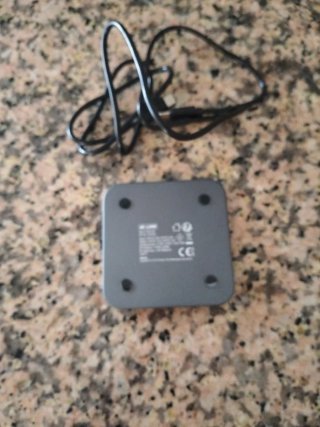 Cargador inalámbrico negro sin usar