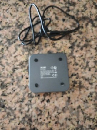 Cargador inalámbrico negro sin usar