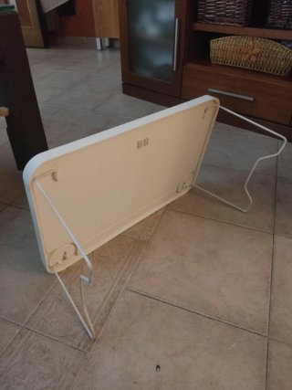 Bandeja de cama Ikea blanca con patas metalicas