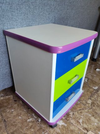 Cajonera de plástico azul y verde