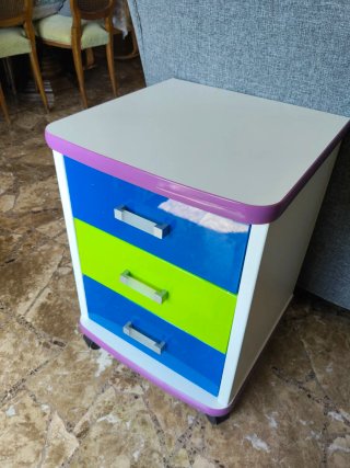 Cajonera de plástico azul y verde