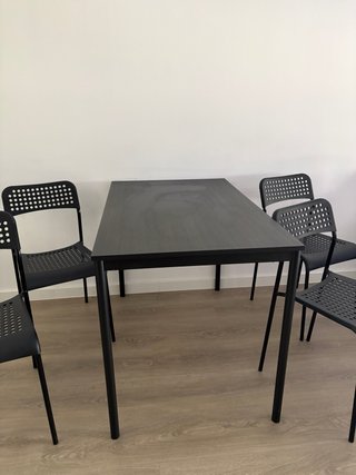 Mesa IKEA SANDSBERG negra con 4 sillas