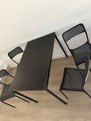Mesa IKEA SANDSBERG negra con 4 sillas