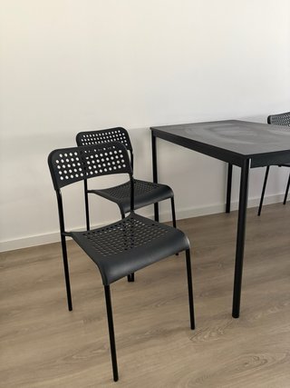 Mesa IKEA SANDSBERG negra con 4 sillas