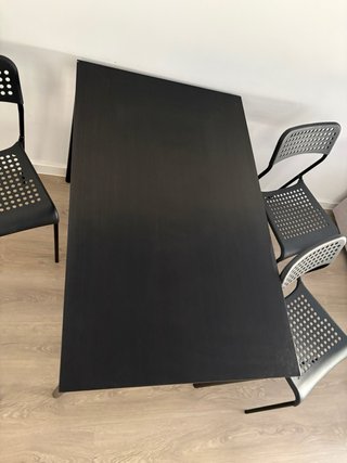 Mesa IKEA SANDSBERG negra con 4 sillas