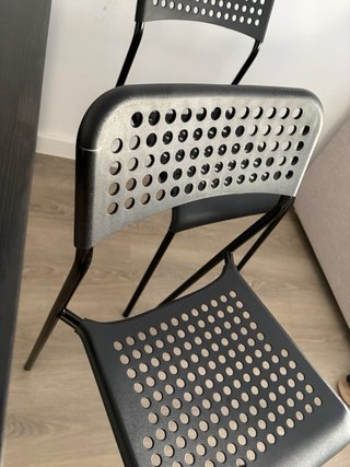 Mesa IKEA SANDSBERG negra con 4 sillas