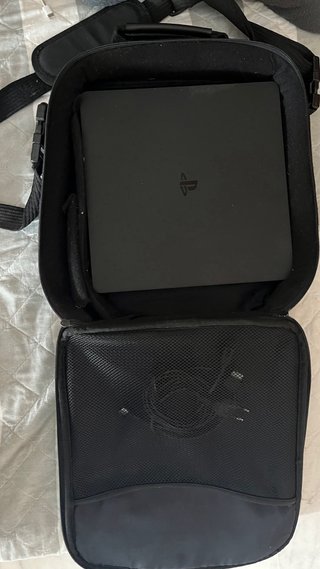 PS4 Slim 1TB Nera + 5 Giochi + Custodia portatile