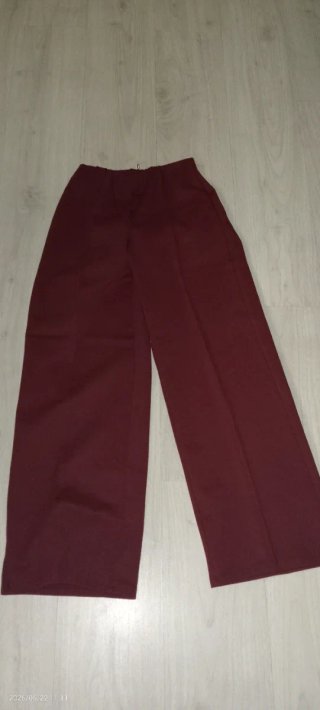 Pantalones burdeos con etiqueta