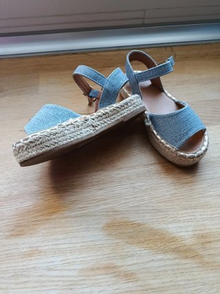 Sandalias niña denim con hebilla