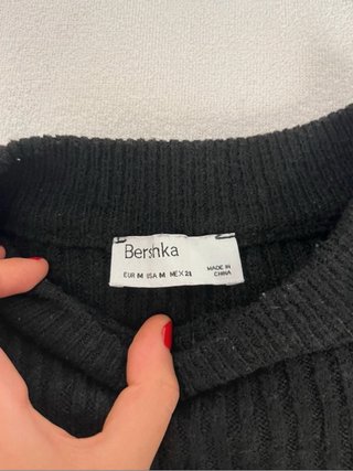 Jersey negro hombros descubiertos