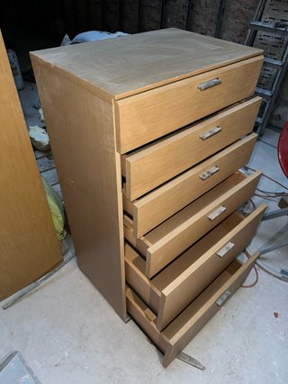 Cómoda de madera para habitación o despacho