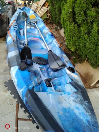 Kayak azul y negro con remos de dos plazas